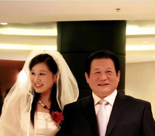 原來(lái)她是馬文廣女兒，嫁給杜鋒生仨孩子，丈夫如今是廣東籃協(xié)會(huì)長(zhǎng)