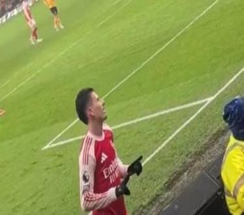 馬丁內利在領先時對看臺的狼隊球迷比21的手勢，最終被絕平