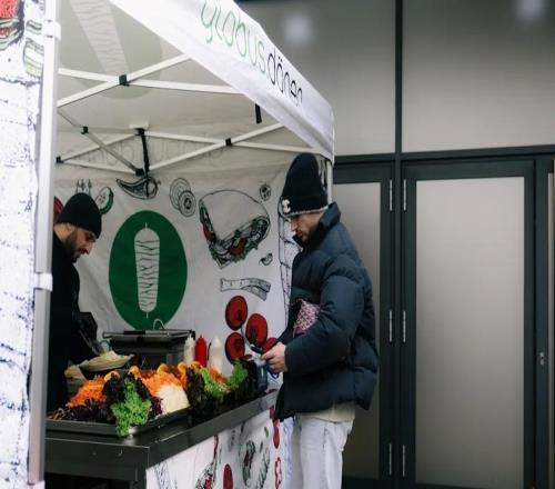 圖片報(bào)：維爾納在離隊(duì)前請全隊(duì)吃了自己最喜歡的烤肉卷