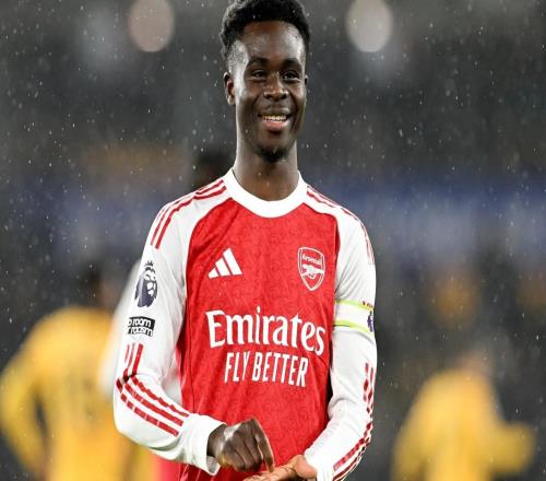 證實續約已經完成薩卡進球后做出簽字的慶祝動作