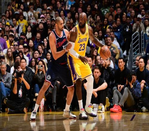 神仙打架！東契奇38+11+8三分扮克星詹姆斯連5場助攻上雙創(chuàng)歷史