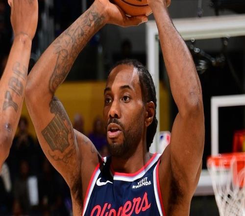 湖人三巨80+24拒快船逆轉(zhuǎn)！詹姆斯連續(xù)五場10+助攻小卡31+5傷退