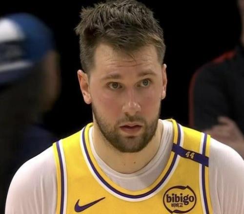 東契奇38分湖人勝快船，小卡傷退空砍31分快船油盡燈枯