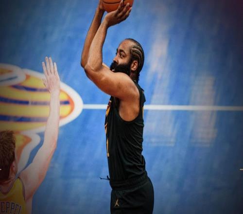 哈登換隊(duì)成歷史首人！助阿倫場(chǎng)均23+11變鯊魚騎士奪冠概率升第4