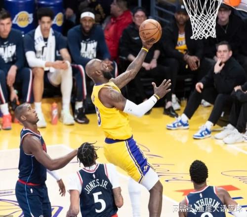 湖人125122快船！老詹談小卡把話挑明，東契奇該夸，湖人被看衰
