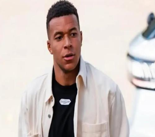 西媒：姆巴佩報(bào)名阿爾科孔市高分駕校，力爭(zhēng)本賽季拿到駕照