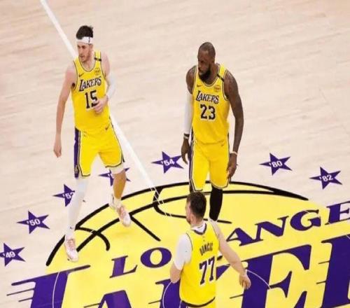 重摔！飆血！戰(zhàn)神卡傷退！三巨頭80分力壓快船！