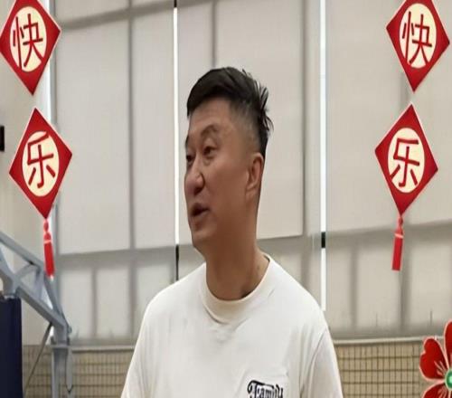 開(kāi)心！朱芳雨杜鋒給球員發(fā)紅包，奎因、薩林杰樂(lè)開(kāi)了花