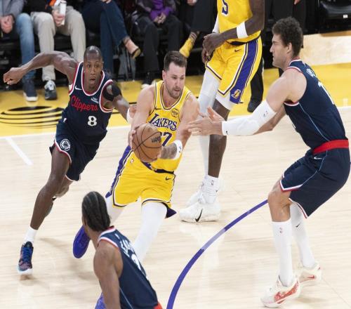 獨(dú)挑三巨頭！小卡末節(jié)傷退！詹姆斯無(wú)緣里程碑，東契奇打爆快船！