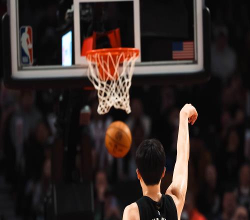 楊瀚森：在新秀賽和克林根對位像隊(duì)內(nèi)訓(xùn)練一樣，我倆會較勁