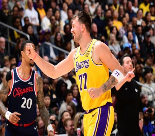 保250不敗鐵律，湖人獲4大喜訊！詹姆斯轉(zhuǎn)型破紀(jì)錄+2換1撿漏神射