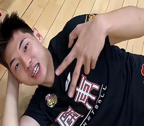 廣東集結(jié)訓(xùn)練！杜鋒朱芳雨發(fā)紅包，薩林杰仍在，麥考爾崔永熙合練