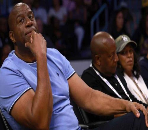 魔術(shù)師約翰遜在網(wǎng)上表示，他看好活塞隊(duì)和尼克斯隊(duì)晉級東部決賽