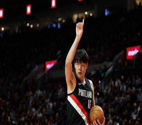 楊瀚森越打越垮了！給足機(jī)會5中1，罰球6中2，這怎么敢給地位