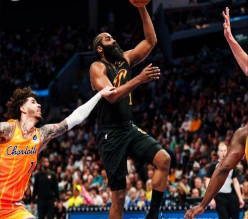 騎士贏球后一點仍該批，哈登兩點該夸！米切爾攤牌，新秀聯(lián)盟第一