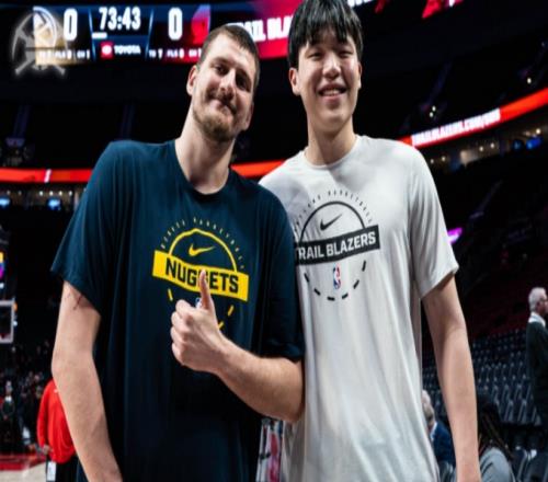 楊瀚森賽后采訪：想親約基奇是表示尊重回應連續(xù)4罰不中引爭議