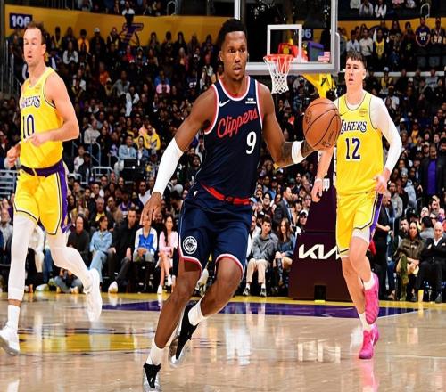 場(chǎng)上效果相當(dāng)不錯(cuò)，但快船后場(chǎng)新援的進(jìn)攻手段似乎有些單一了