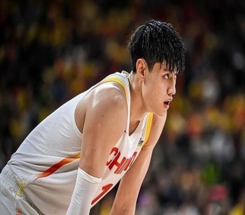 記者：曾凡博膝蓋水腫積液比較嚴(yán)重肯定會(huì)缺席26日對(duì)陣日本的比賽