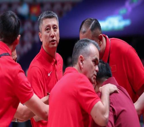 曝中國男籃敲定14人名單！趙睿胡明軒領(lǐng)銜，郭士強激活2米26神塔