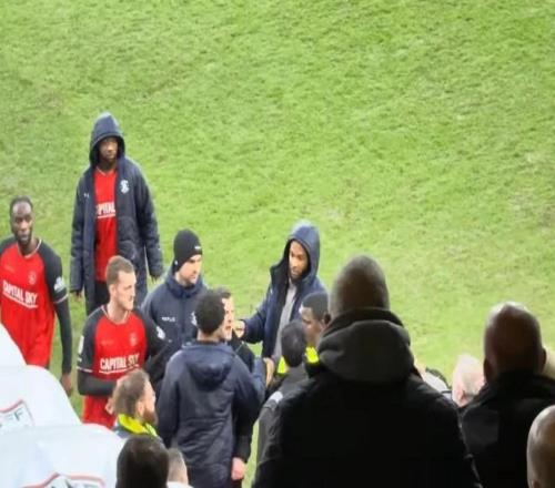 場(chǎng)面失控，盧頓被絕平后主帥威爾希爾與現(xiàn)場(chǎng)球迷爆發(fā)沖突