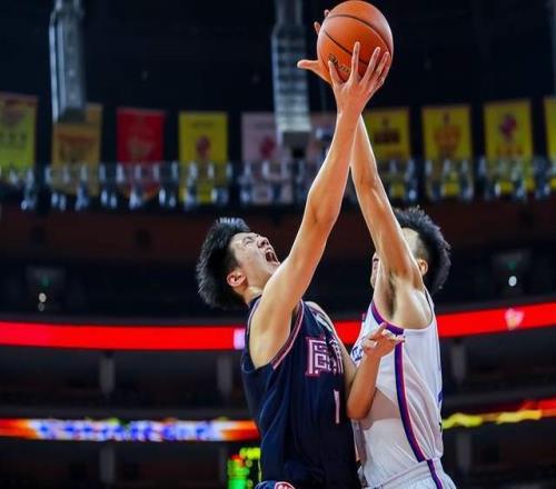 根本不讓打！廣東2米07潛力前鋒遭杜鋒雪藏，曾被視為周鵬接班人