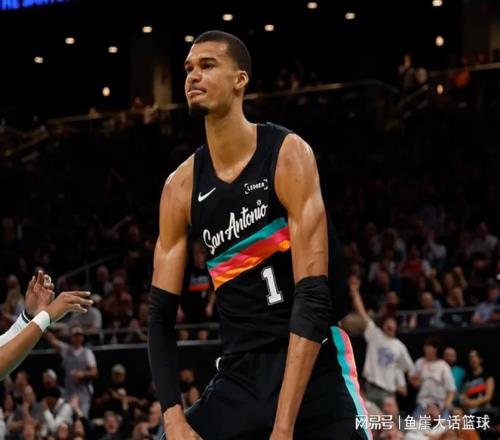 16連敗！文班28+15創(chuàng)紀(jì)錄，威少7分5失誤，德羅贊20+5?？怂贡l(fā)