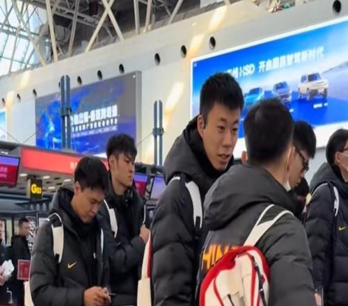 男籃啟程日本，現(xiàn)場(chǎng)達(dá)14個(gè)人，陣容實(shí)力引擔(dān)憂(yōu)，靜待余嘉豪歸隊(duì)！