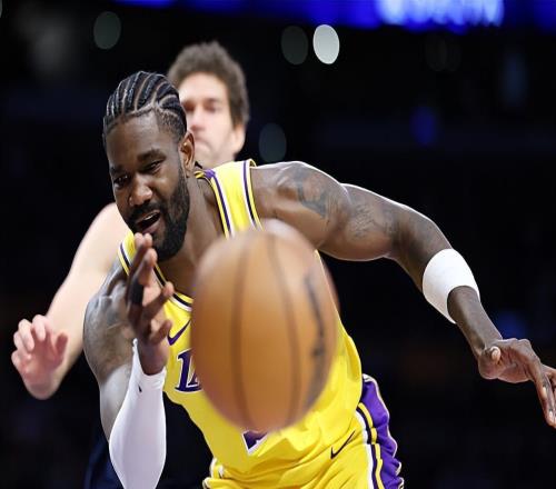 又一次打出不溫不火的表現(xiàn)，湖人先發(fā)中鋒能不能更加投入一些