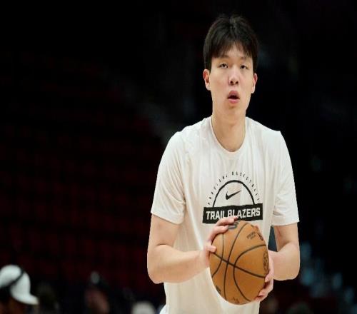 楊瀚森接受國內(nèi)采訪！分享一天行程，回應(yīng)進(jìn)步點，隊友很照顧自己