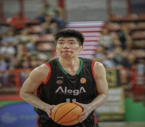 奔波！余嘉豪轉(zhuǎn)機(jī)5次馳援中國男籃，從非洲出發(fā)飛行超1萬公里