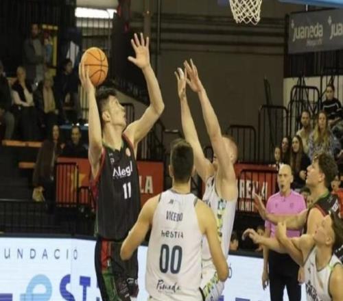 媒體人：余嘉豪輾轉(zhuǎn)1.4萬公里、連飛五個航班馳援中國男籃