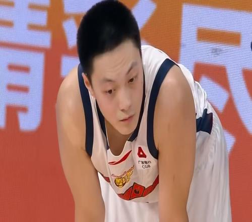 恭喜廣東隊(duì)！胡明軒攜手焦泊喬躺進(jìn)國(guó)家隊(duì)，力保男籃豪取兩連勝