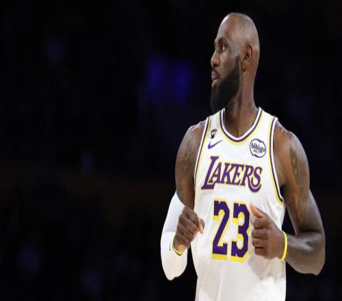 主場(chǎng)球迷倒戈，湖人兩戰(zhàn)慘敗43分！老詹里程碑夜難掩3大爭(zhēng)冠短板