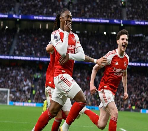 英超領(lǐng)頭羊狂轟4球，神鋒梅開二度，阿森納61分領(lǐng)跑，甩開曼城5分