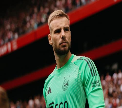 阿賈克斯官方：利物浦外租門將亞羅什膝蓋嚴重受傷，賽季報銷