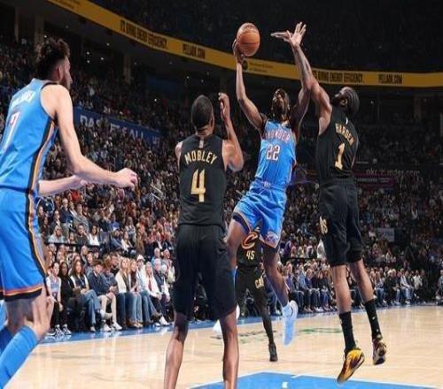 華萊士20+10霍姆格倫17+15雷霆主場終結(jié)騎士7連勝