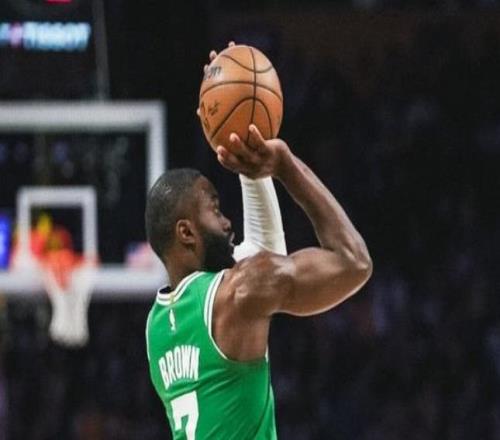 杰倫布朗32+8+7+3，詹皇造NBA神跡東契奇半場(chǎng)7分，綠軍大勝湖人