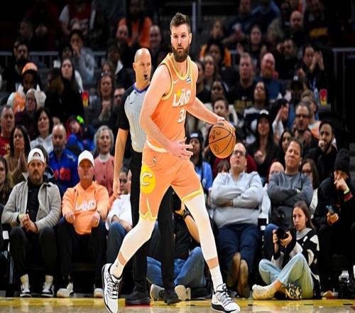 哈登來(lái)了他的表現(xiàn)都沒(méi)有明顯起色，騎士鋒線估計(jì)快要跌出先發(fā)了