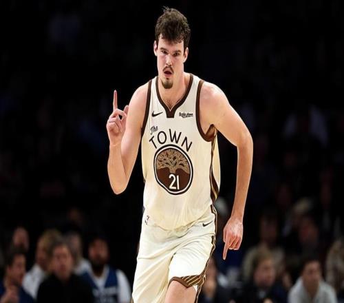 手感還是差了一些！勇士?jī)?nèi)線新星在進(jìn)攻端的作用明顯下降了