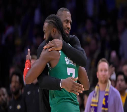 布朗：詹姆斯在我第一場首發(fā)過后，就和我說我能成為全明星