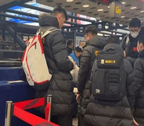 不理解！有傷+低迷1年，郭士強為什么非要帶胡明軒去日本