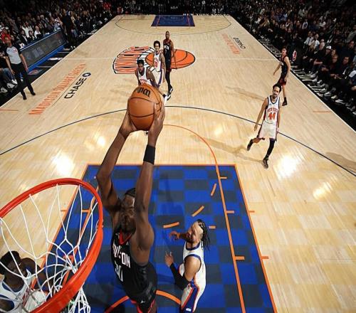 明明場(chǎng)上效果不錯(cuò)，結(jié)果火箭還是不愿意給替補(bǔ)中鋒多些出場(chǎng)時(shí)間