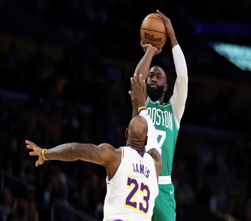 湖人打強(qiáng)隊(duì)咋整防守悍將少，三分拉胯，三核吃罰球，多人神經(jīng)刀