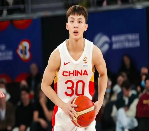 中國男籃七人離隊(duì)，曾凡博膝蓋傷情嚴(yán)重，廣東舊將加盟寧波男籃