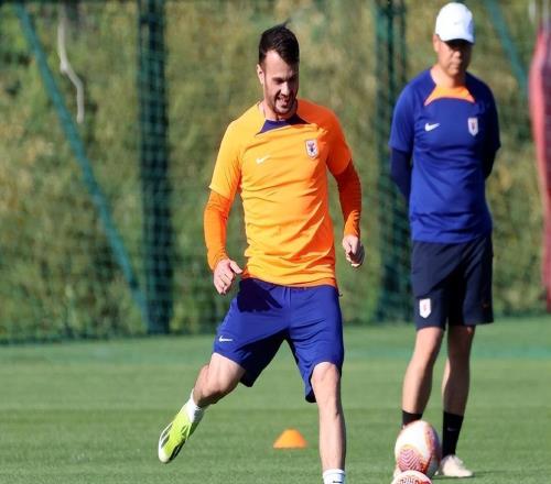 上賽季還在踢中甲的他，如今成魯能主力陣容黑馬，曾攻破首爾大門