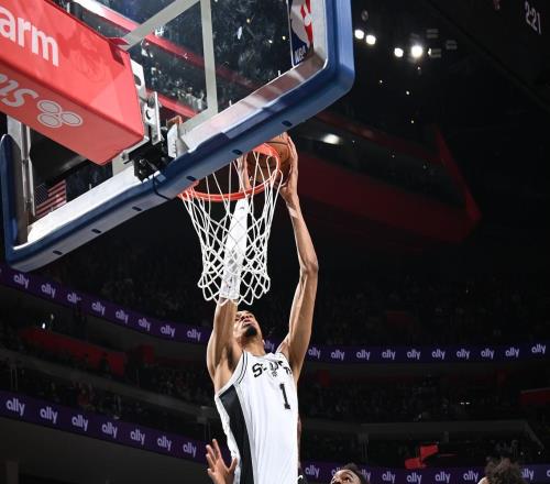 挑落東部第一+8勝1負！馬刺變臉沖冠：文班轟21+17+6攻防一體真猛