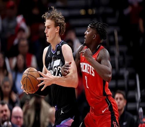 面對(duì)弱旅爵士都打不明白，火箭鋒線新援的狀態(tài)實(shí)在是有些離譜了