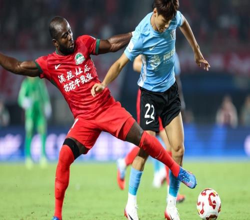 官宣！阿奇姆彭落戶大連英博，巴甲161場主力加盟青島西海岸