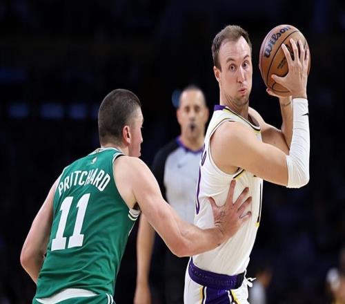 明明個人狀態(tài)相當不錯，但湖人后場新援卻不能得到更多的球權(quán)