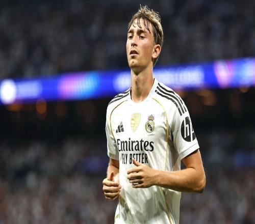 球迷在皇馬門口舉牌抗議！赫伊森看到后開車加速就跑：差點撞到人